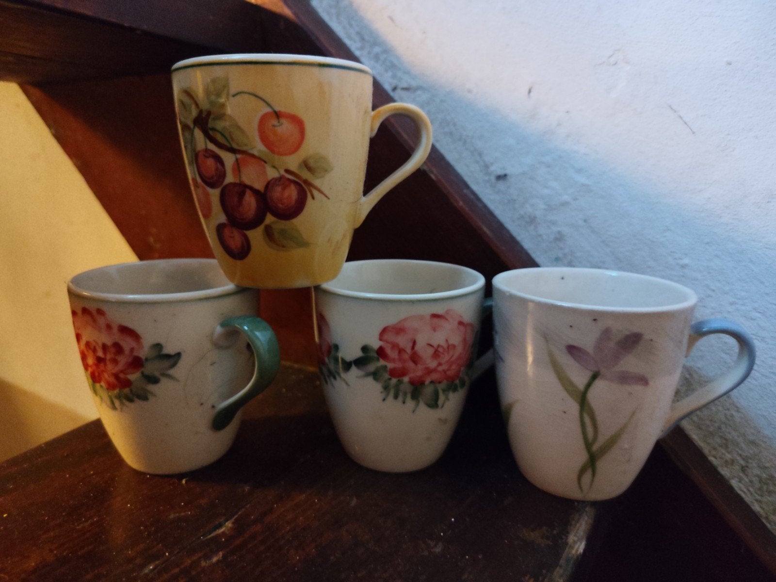 4 Vick,s hand painted mokjes, Ophalen of Verzenden, Keramiek, Overige stijlen, Kop(pen) en/of Schotel(s)