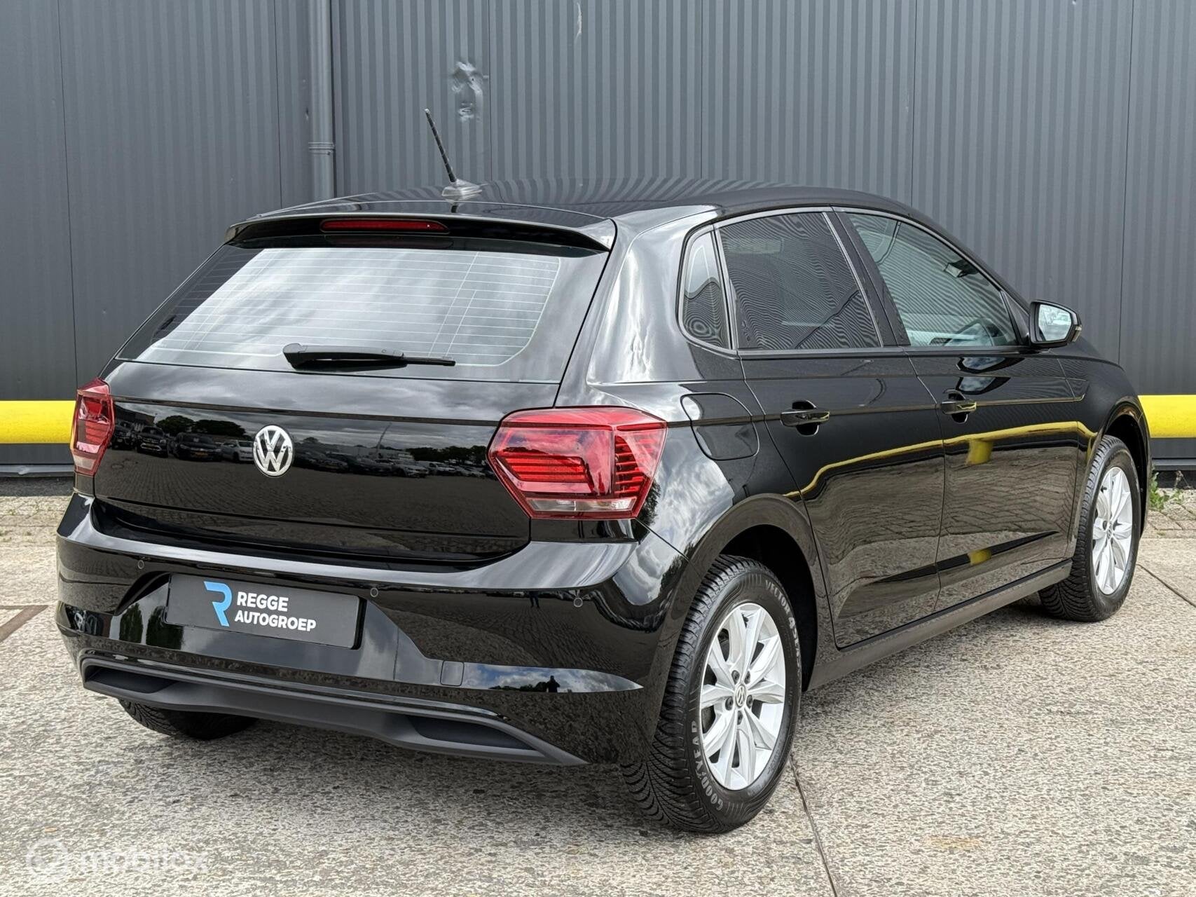 Volkswagen Polo 1.0 TSI Highline NAVI|PDC|STOELVERWARMING, Voorwielaandrijving, Gebruikt, 95 pk, Zwart