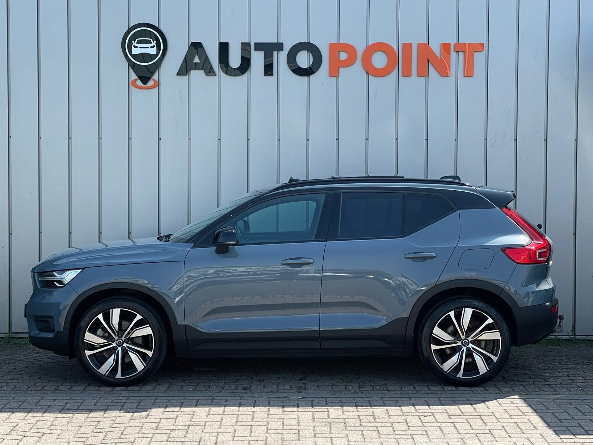 Volvo XC40 Recharge P8 AWD R-Design TREKHAAK|PANO|BLINDSPOT|, Auto's, Volvo, Gebruikt, Zwart, Vierwielaandrijving, 408 pk