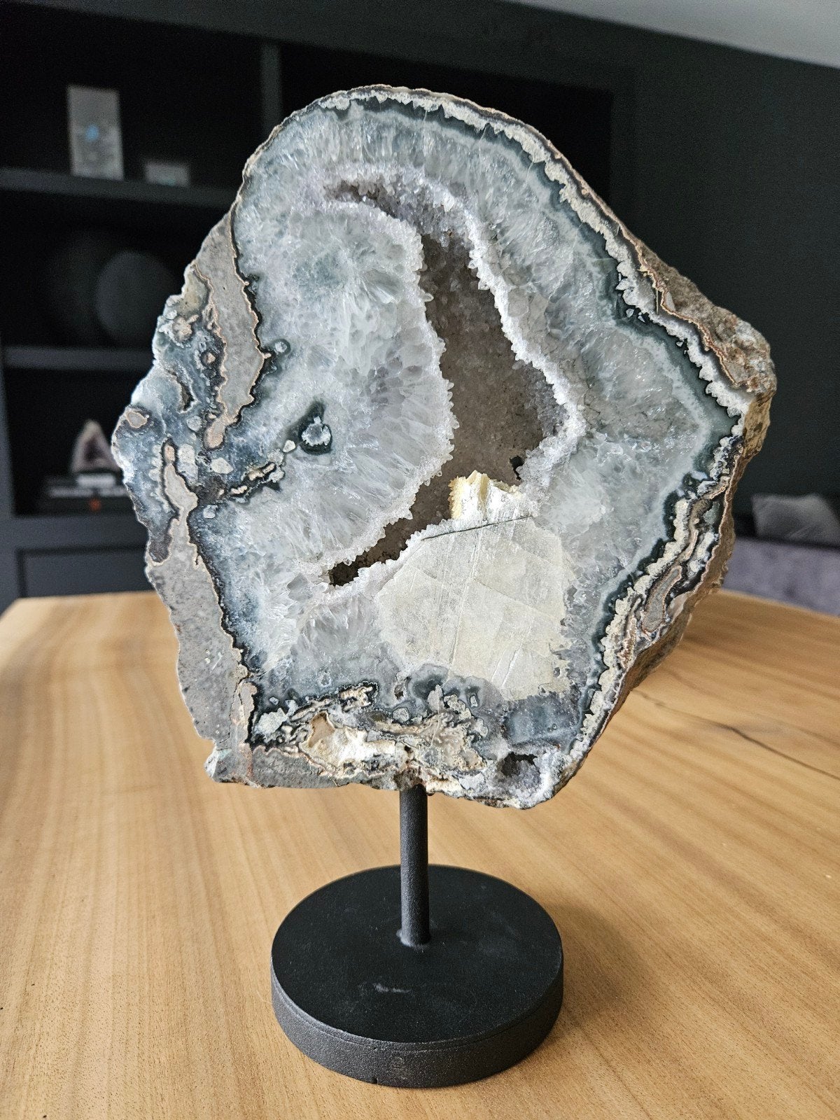 agaat op standaard met druzy kwarts kristallen grijs, Ophalen of Verzenden, Mineraal