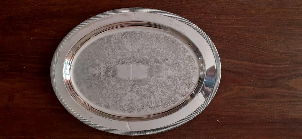 Ovaal zilverkleurig dienblad met sierlijke gravure, Ophalen of Verzenden, Gebruikt, Ovaal, Metaal
