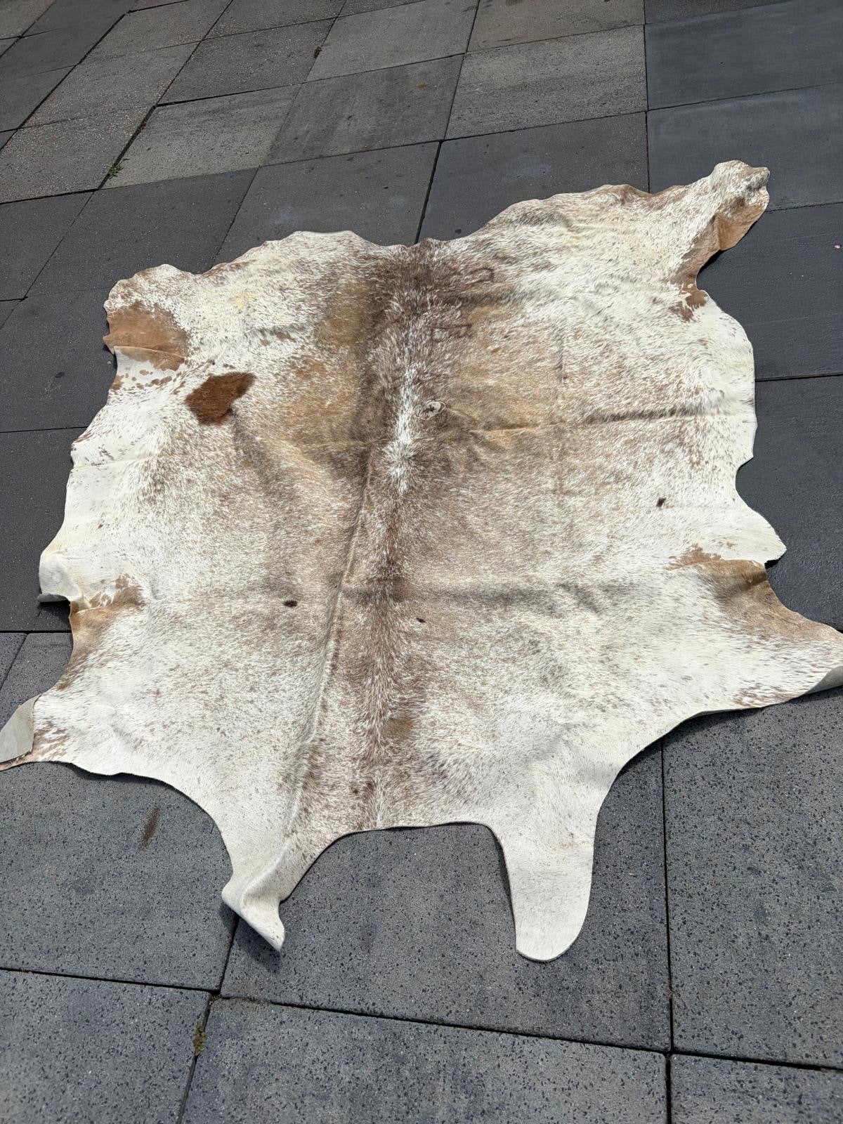 Prachtig dierenhuid tapijt - Wit met bruine accenten, Huis en Inrichting, Ophalen, Gebruikt, 100 tot 150 cm, Wit