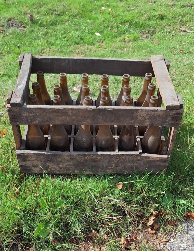 60 tot 80 jaar oude krat, flessenkrat met 24 bierflessen., Ophalen
