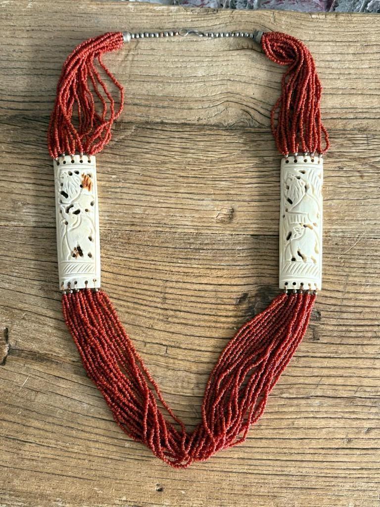 Vintage bloedkoraal ketting met hand bewerkt yakbone, Ophalen of Verzenden, Zo goed als nieuw, Rood, Overige materialen