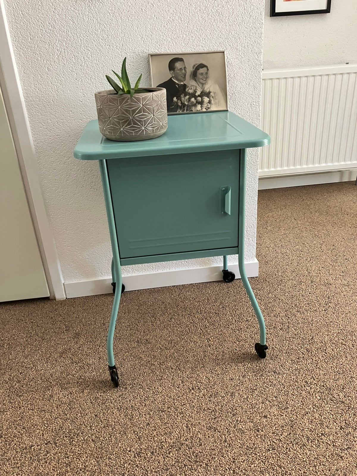 Nachtkastje, Huis en Inrichting, Slaapkamer | Nachtkastjes, Ophalen, Minder dan 45 cm, Metaal of Aluminium, 55 tot 70 cm