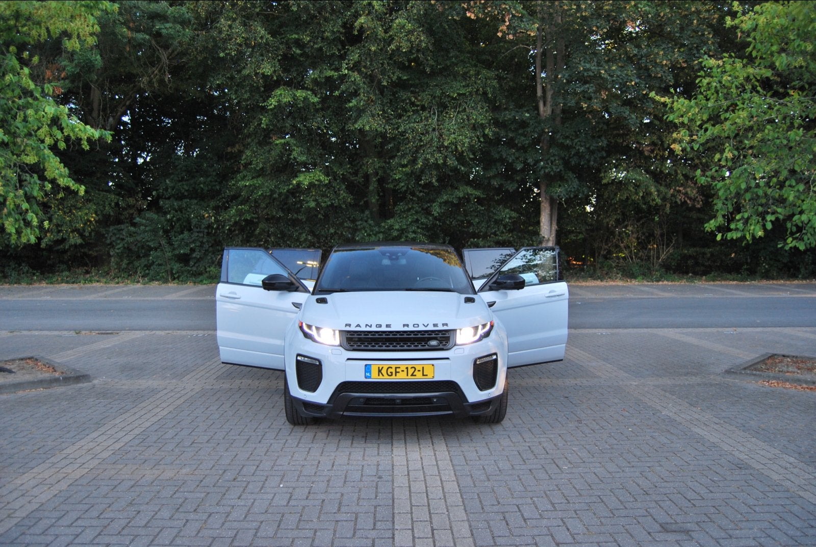 Land Rover Range Rover Evoque 2.0 TD4 180pk 4WD Aut 2019 Wit, Auto's, Automaat, 4 cilinders, 2000 kg, 179 pk