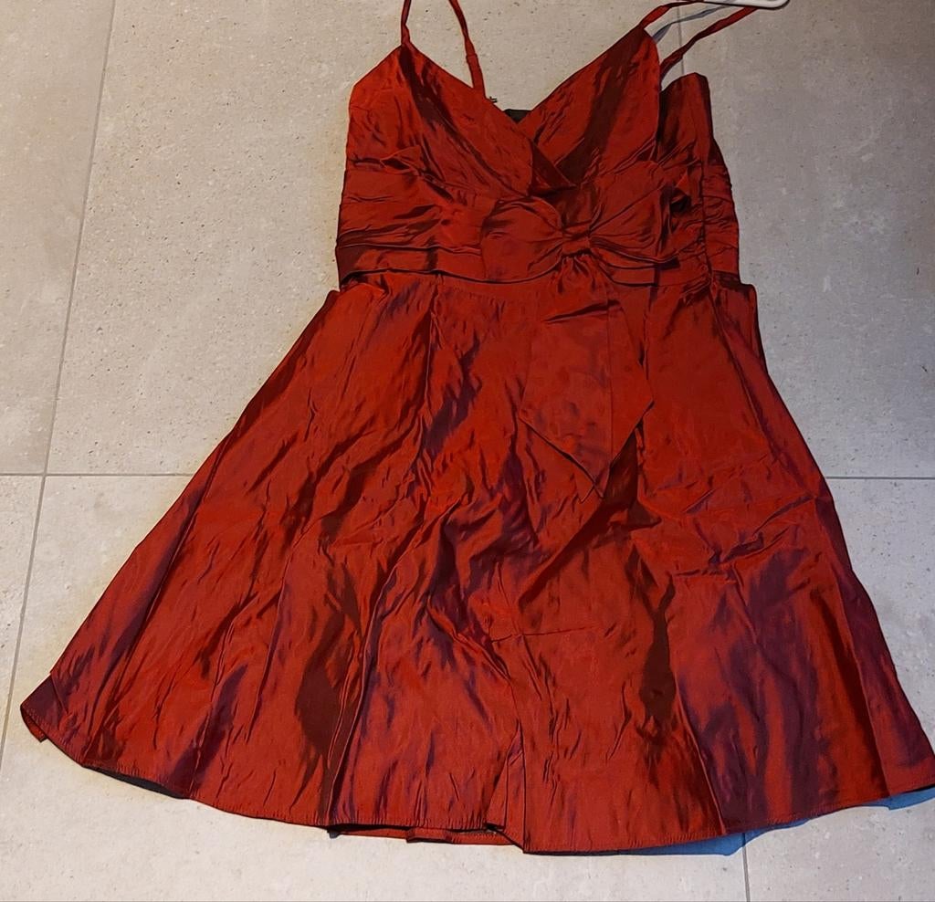 Rode jurk met spaghettibandjes en strik - Maat L, valt als M, Kleding | Dames, Jurken, Maat 38/40 (M), Ophalen of Verzenden, Boven de knie