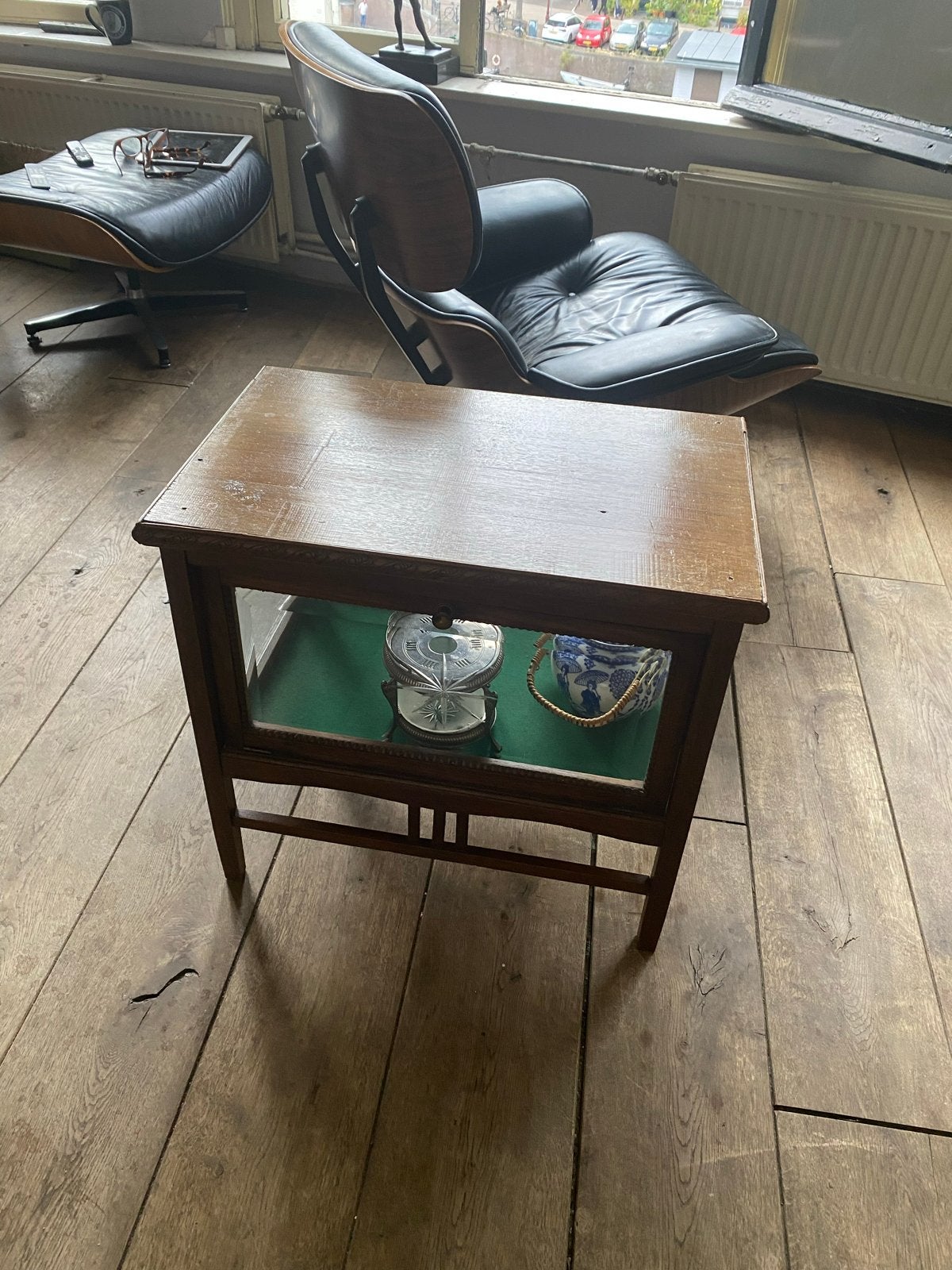 Antiek houten vitrinekastje, bijzettafel  met geslepen glas, Ophalen of Verzenden