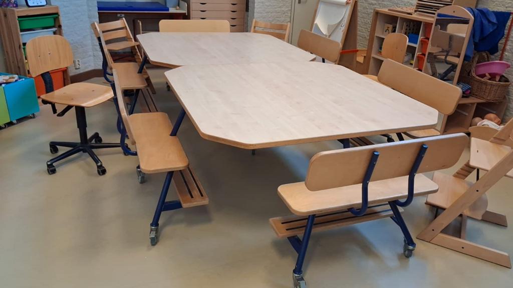 Peuteropvang meubilair: tafels en bankjes, Ophalen, Gebruikt, Tafel(s) en Stoel(en)