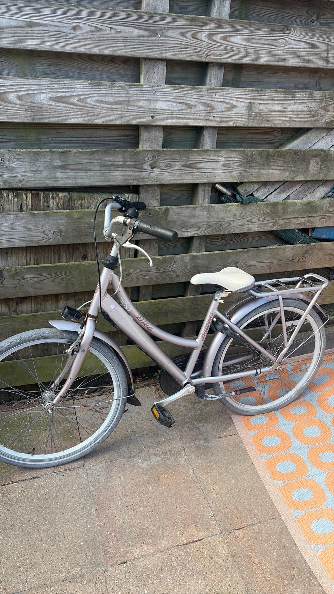 Mooie meiden fiets alleen een lekke band, Ophalen, Gebruikt, Terugtraprem, 22 inch