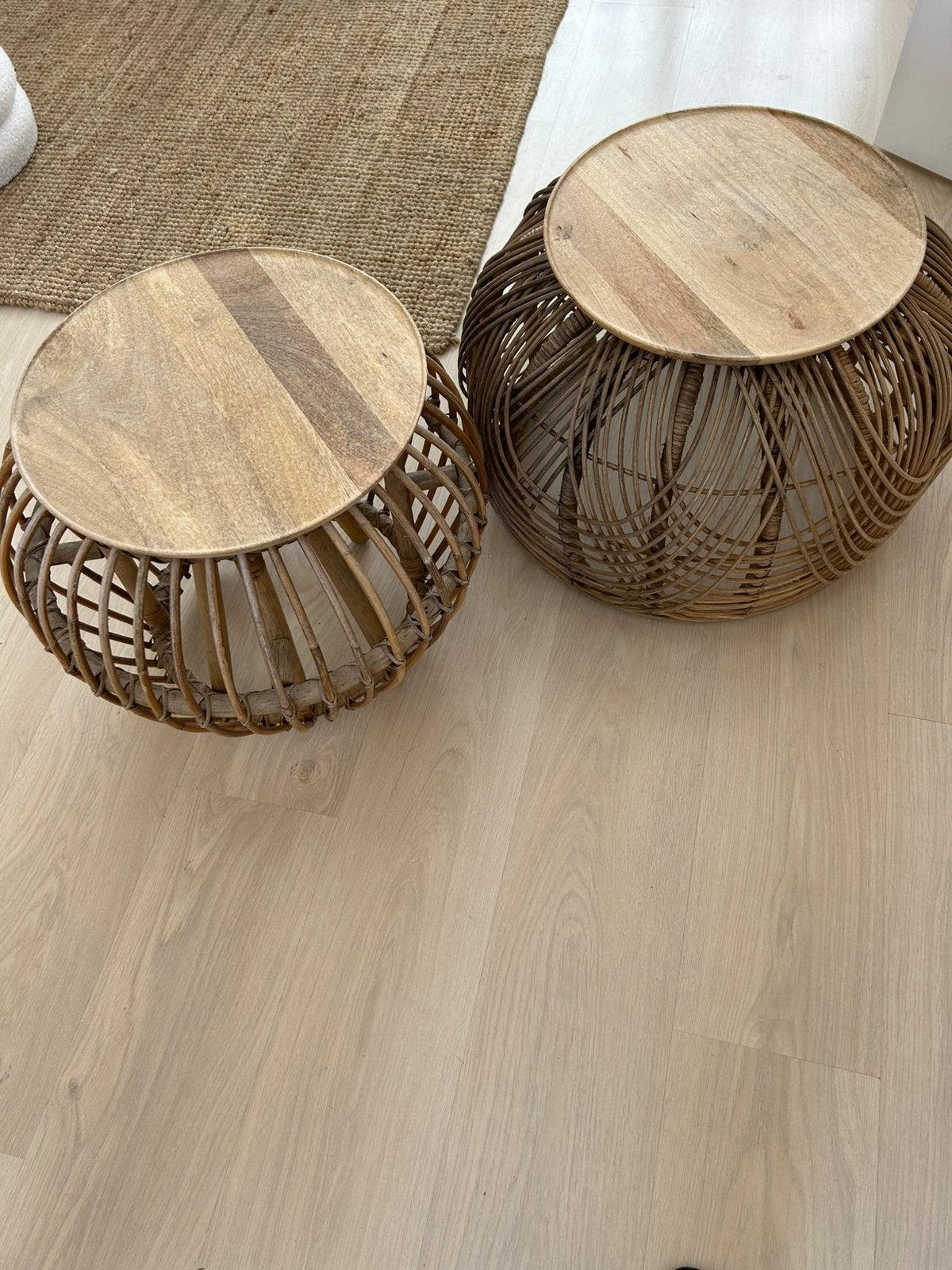 2 Rotan bijzettafels, Minder dan 55 cm, Rond, Zo goed als nieuw, Ophalen