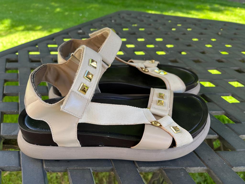 Cypres sandalen maat 40 kleur beige leer goud kleur studs, Beige, Zo goed als nieuw, Sandalen of Muiltjes, Ophalen of Verzenden