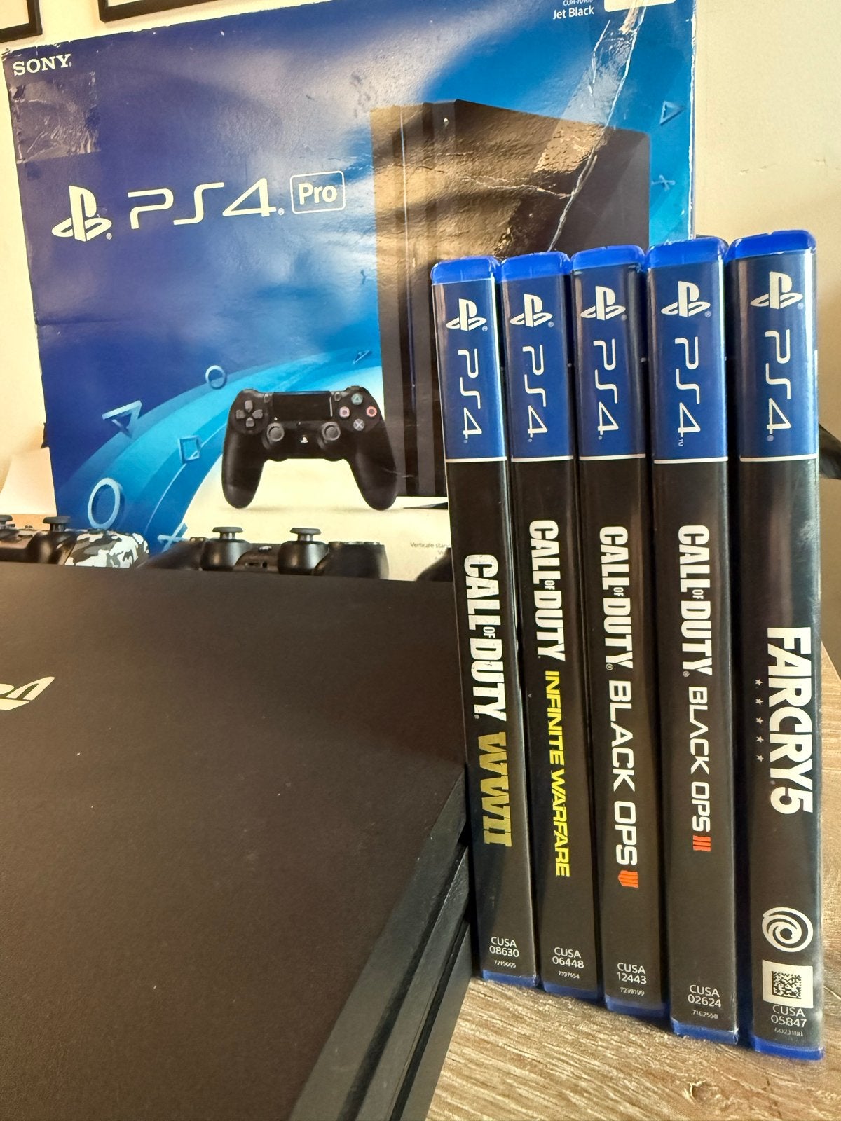 PS4 Pro met 3 controllers en 5 games, Met games, Ophalen of Verzenden, Zo goed als nieuw, 1 TB