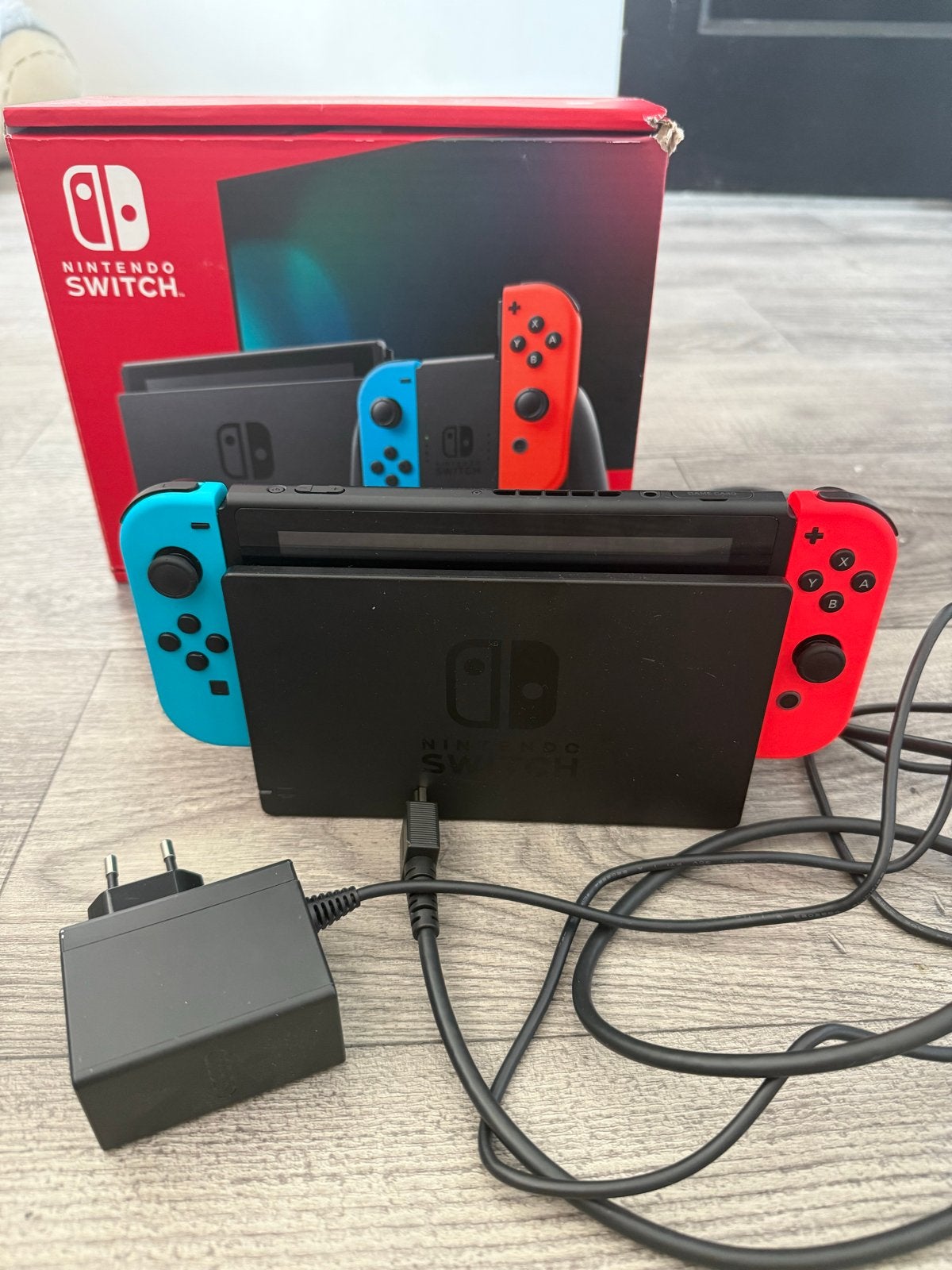 Nintendo Switch met Mario Kart 8 Deluxe, Spelcomputers en Games, Met games, Met 2 controllers, Zo goed als nieuw, Ophalen
