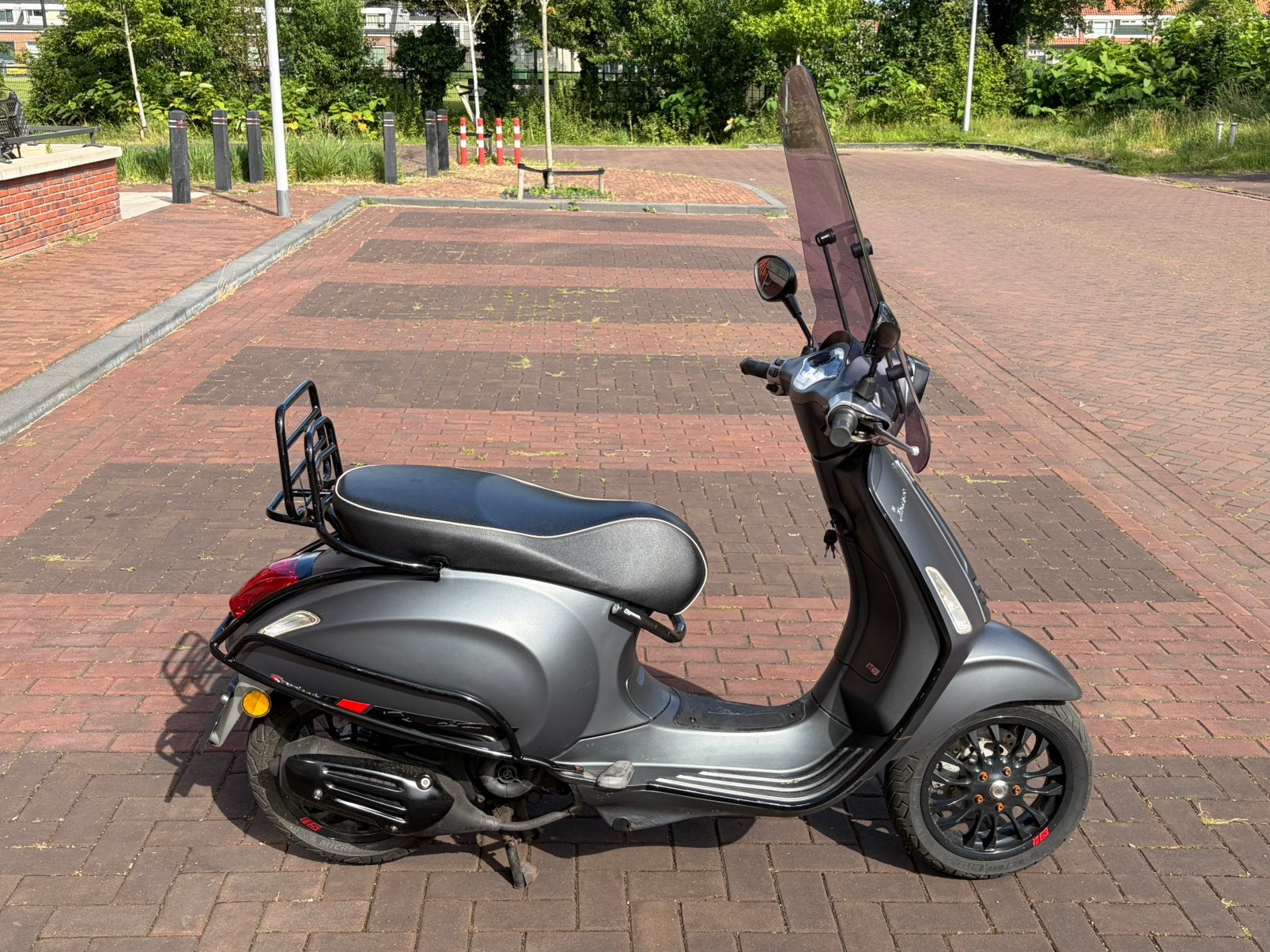 Vespa sprint 50cc 4takt Snor Matgrijs 2018 Origineel, Ophalen of Verzenden, Zo goed als nieuw, Benzine, Vespa