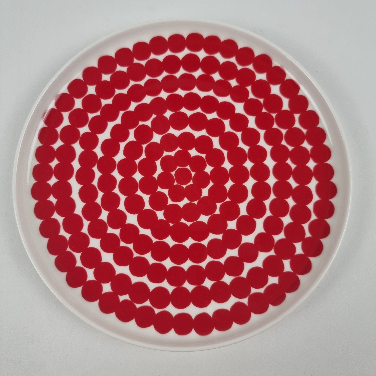 Marimekko Siirtolapuutarha bord rood wit Ø 20 cm, Huis en Inrichting, Keuken | Servies, Ophalen, Overige merken, Keramiek, Nieuw