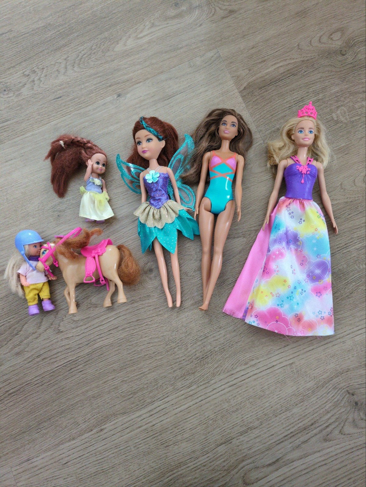 Barbie poppen set met accessoires en tas, Ophalen, Gebruikt, Barbie