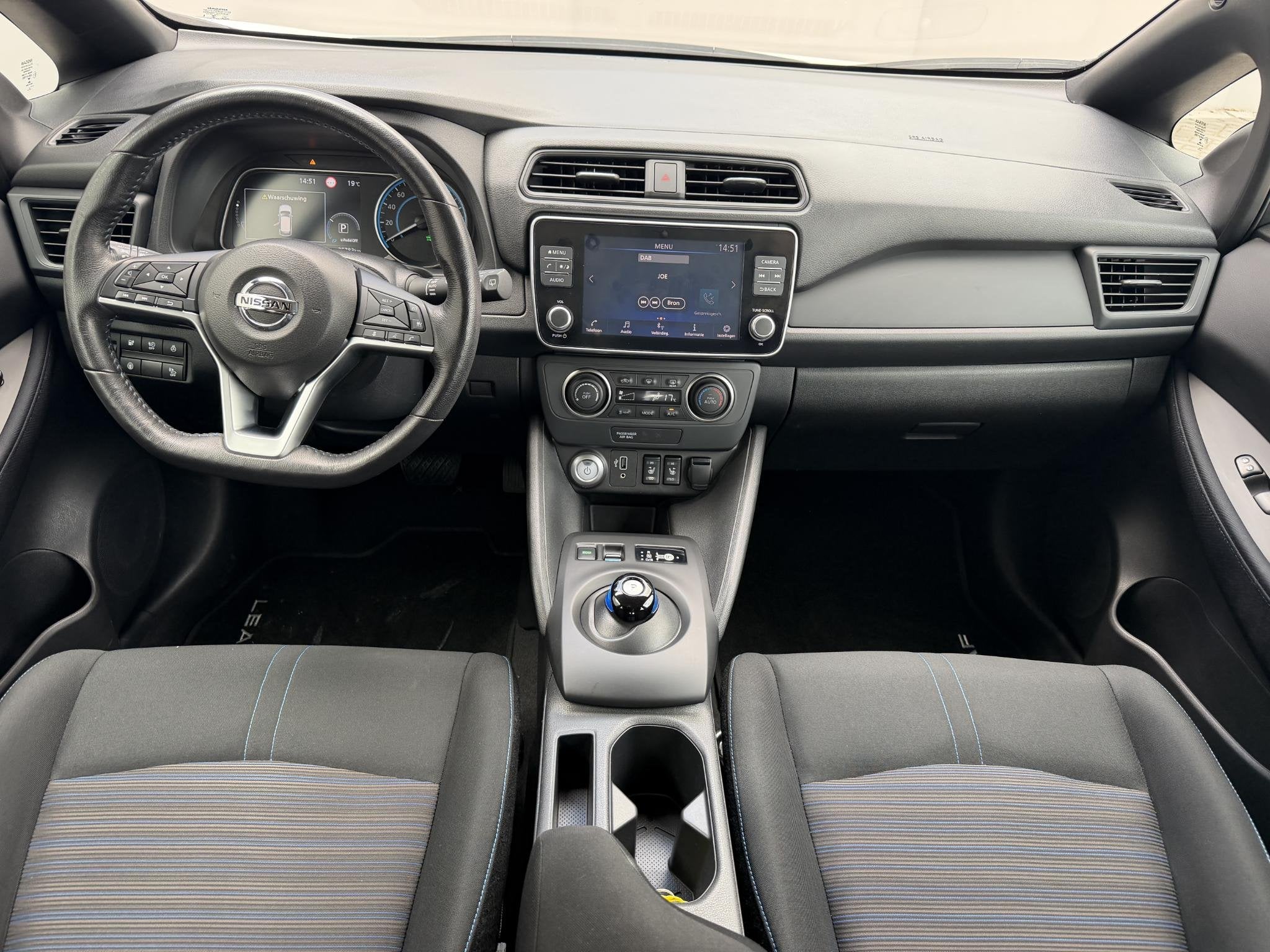 Nissan LEAF Acenta 40 kWh / Dealer Onderhouden / Navigatie v, Auto's, Nissan, Stof, Gebruikt, 150 pk, Wit