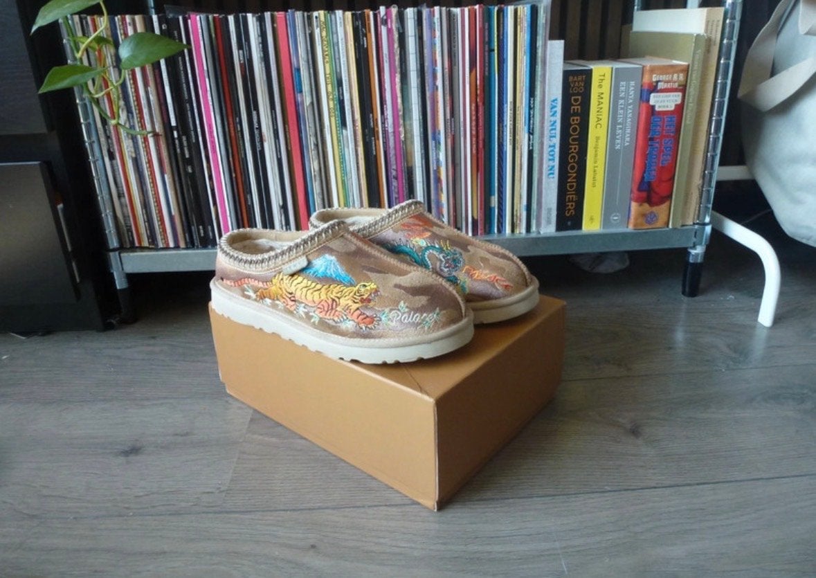 Palace Uggs Tasman Slipper Chestnut Camo - Nieuw, Ophalen of Verzenden, Zo goed als nieuw, Bruin, Pantoffels of Sloffen