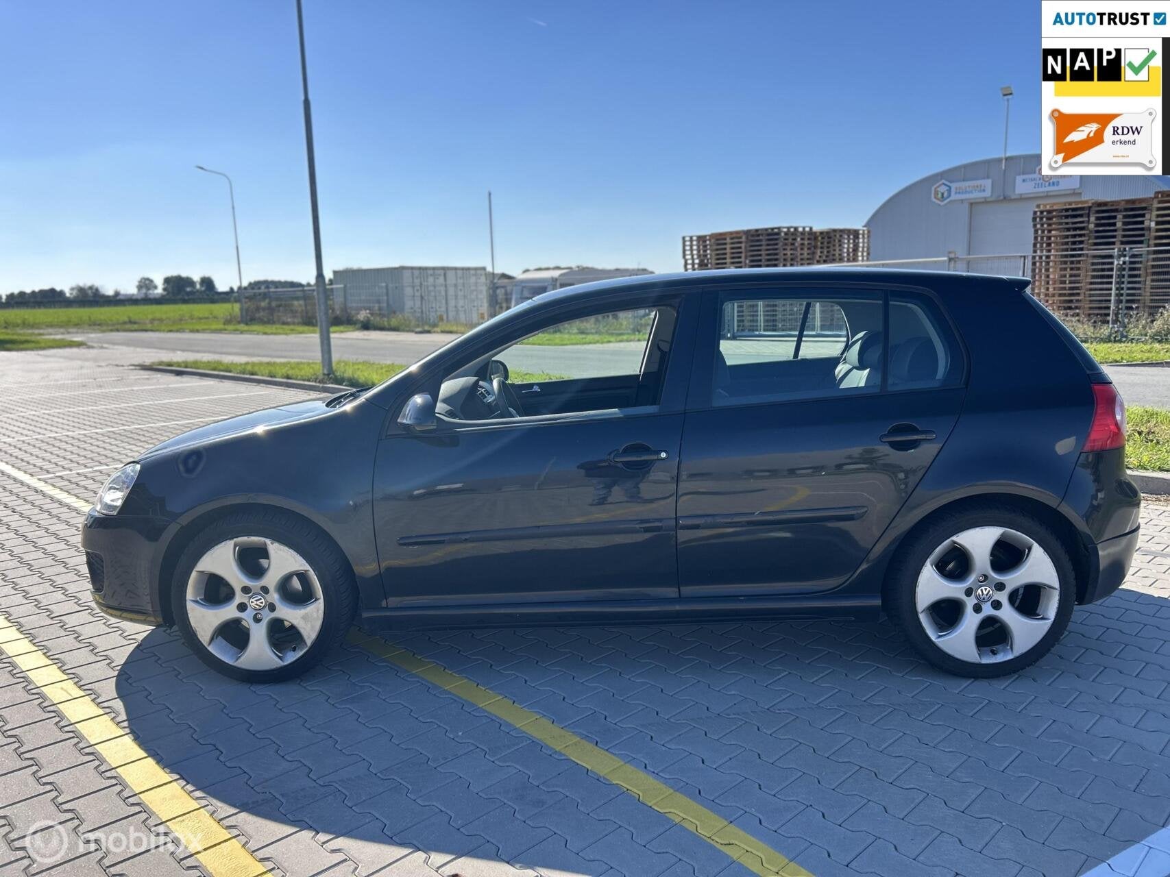 Volkswagen Golf 5 1.6 FSI Sportline|CARPLAY|AIRCO|CRUISE CON, Auto's, Voorwielaandrijving, 1195 kg, 4 cilinders, Zwart