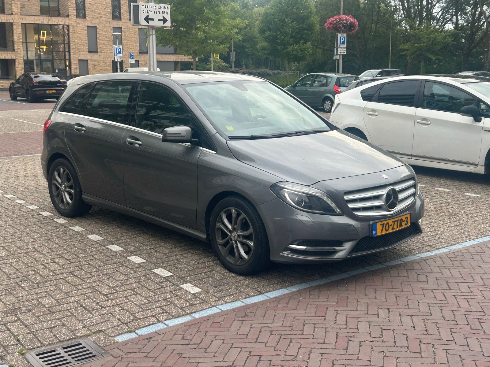 Mercedes-Benz B-Klasse 1.6 B180  automaat weinig kilometers, Auto's, Automaat, 4 cilinders, Leder en Stof, 122 pk