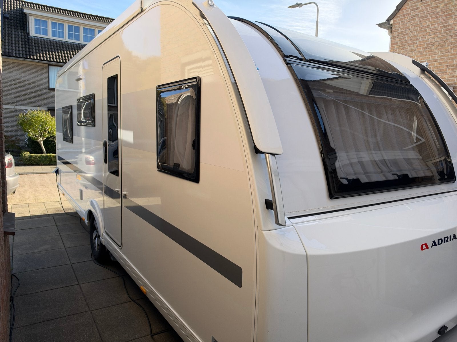 Adria Adora 593 UP 09-2025 – Zeer compleet en luxe uitgerust, Caravans en Kamperen, Rondzit, 7 tot 8 meter, Voortentlamp, Particulier