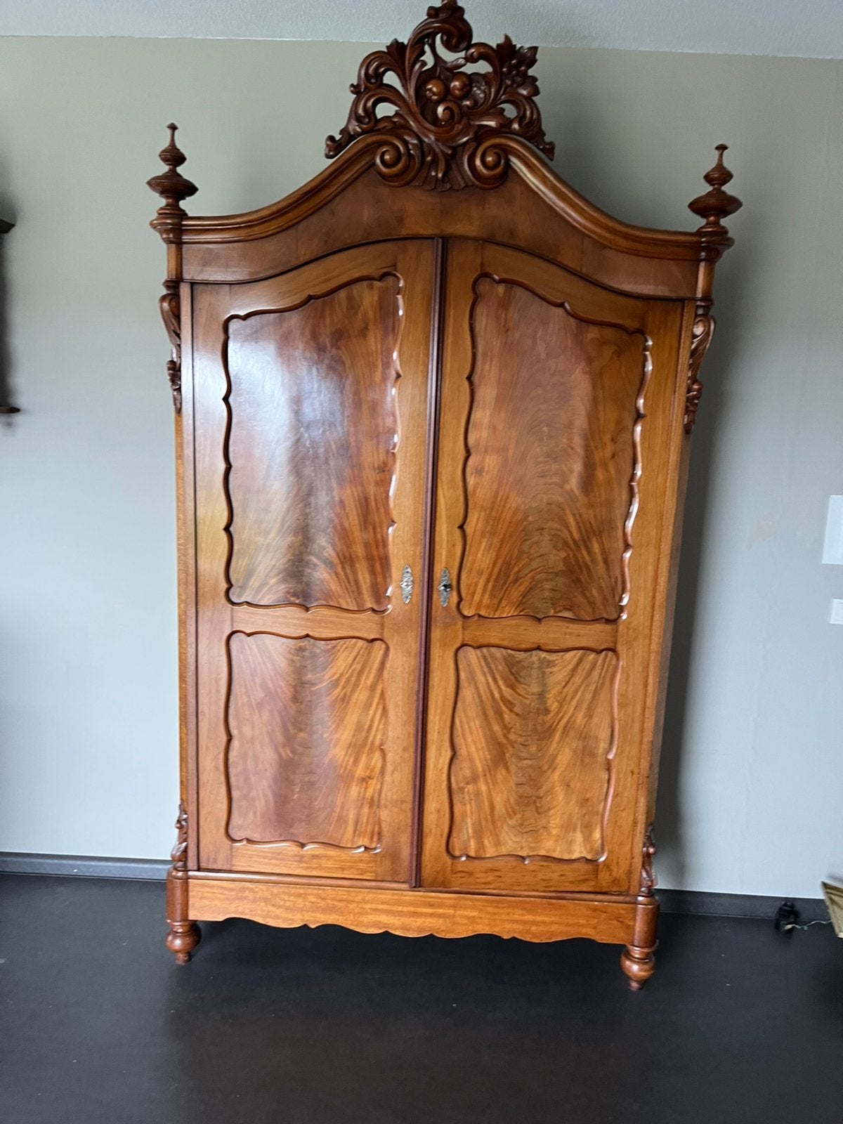 Biedermeier kuifkast, Ophalen