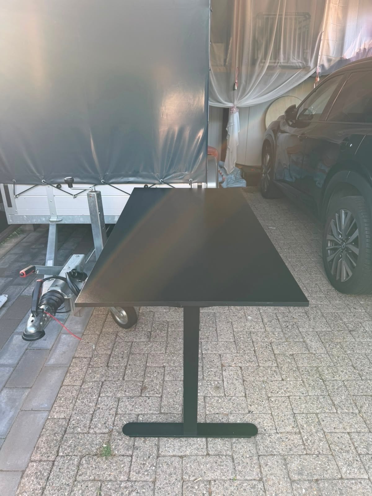 Zwart bureau met metalen onderstel, Huis en Inrichting, Ophalen, 100 tot 150 cm, 50 tot 100 cm, Zo goed als nieuw