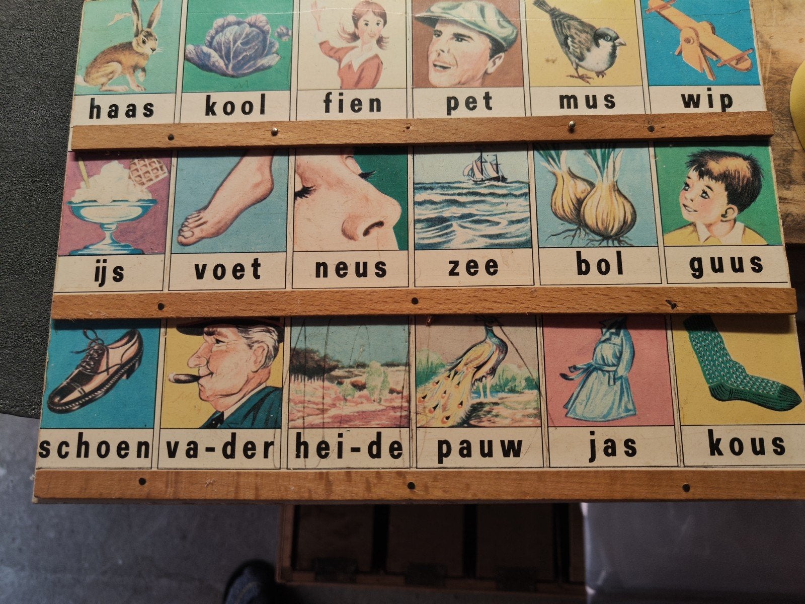Vintage houten leesplankje met woordjes en afbeeldingen, Ophalen, Zo goed als nieuw, Onbekend