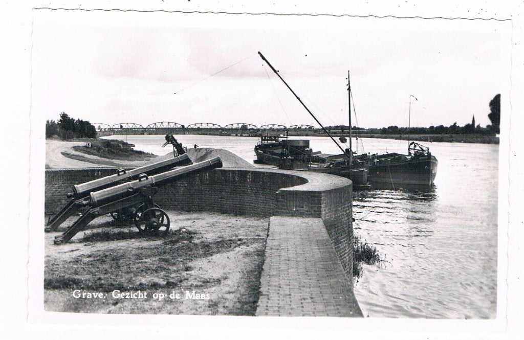 25 / GRAVE : Gezicht op de Maas ( Binnenvaart-schip, boot, Ophalen of Verzenden, 1960 tot 1980, Ongelopen, Noord-Brabant