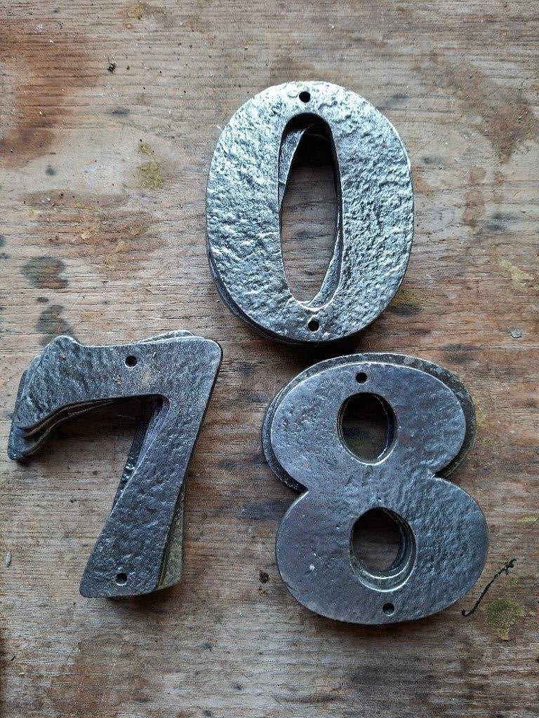 Gietijzer huisnummer zwart hamerslag nr 8 - 7 - 0, Doe-het-zelf en Verbouw, Ophalen of Verzenden, Nieuw, Overige materialen, Overige typen