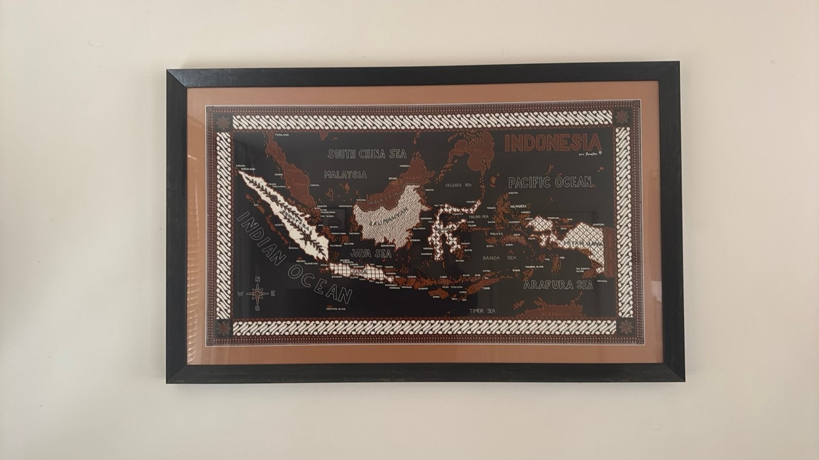 Grote ingelijste batikkaart van Indonesië, Ophalen