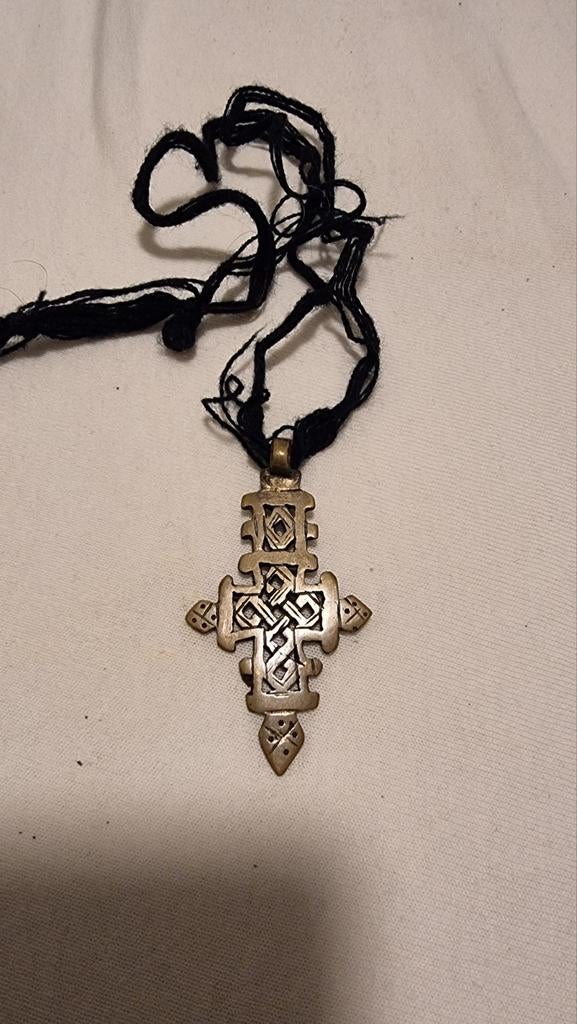 Vintage Ethiopisch Koptisch Kruis Hanger met Zwart Koord, Overige materialen, Gebruikt, Ophalen of Verzenden, Kruis of Symbool