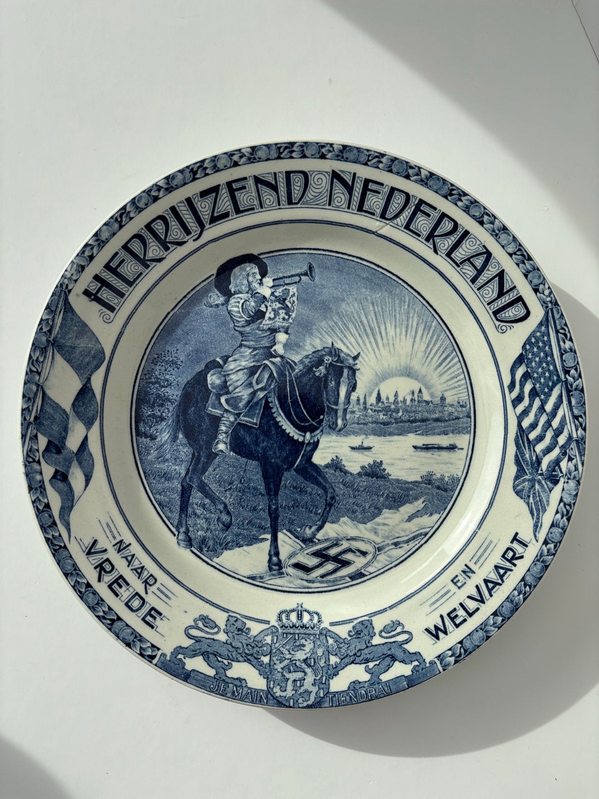 Historisch Delfts Blauw bord 'Herrijzend Nederland', Ophalen of Verzenden