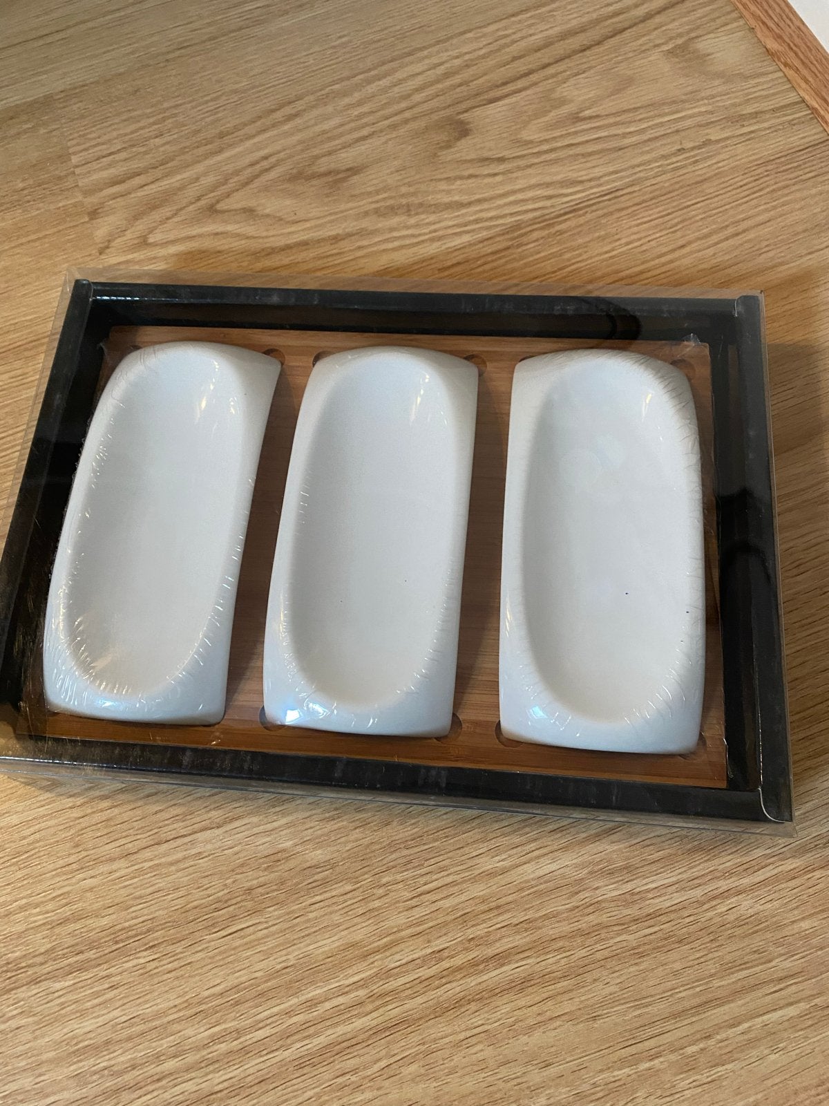 Nieuwe serveerschaaltjes met bamboe dienblad, Keramiek, Nieuw, Ophalen of Verzenden, Schaal of Schalen