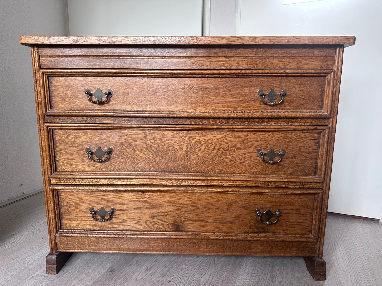 Vintage eiken ladenkast / commode met 3 lades, Ophalen, 50 tot 100 cm, Zo goed als nieuw, 3 of 4 laden