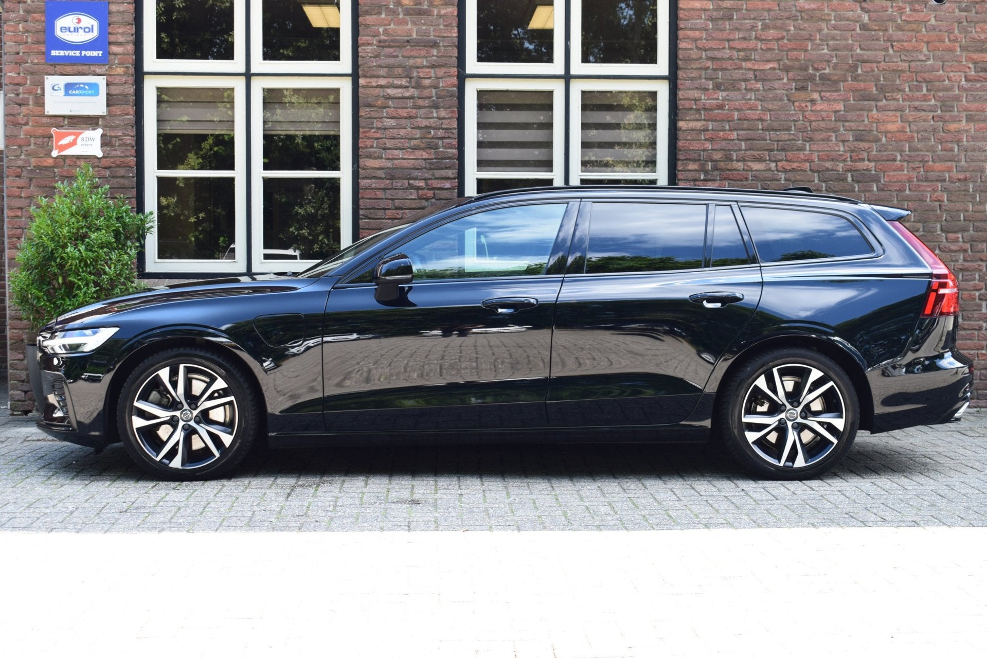 Volvo V60 2.0 T6 Aut. Recharge AWD R-Design Trekhaak | Camer, Auto's, Automaat, Automatische klimaatregeling, Gebruikt, 4 cilinders