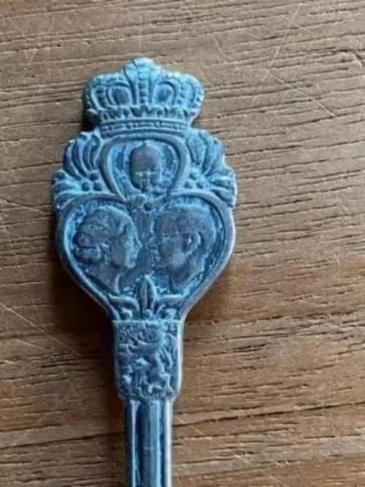 Lepeltje koningshuis ( aan beide kanten een afbeelding), Ophalen of Verzenden, Gebruikt, Nederland, Speld(je) of Lepel(tje)