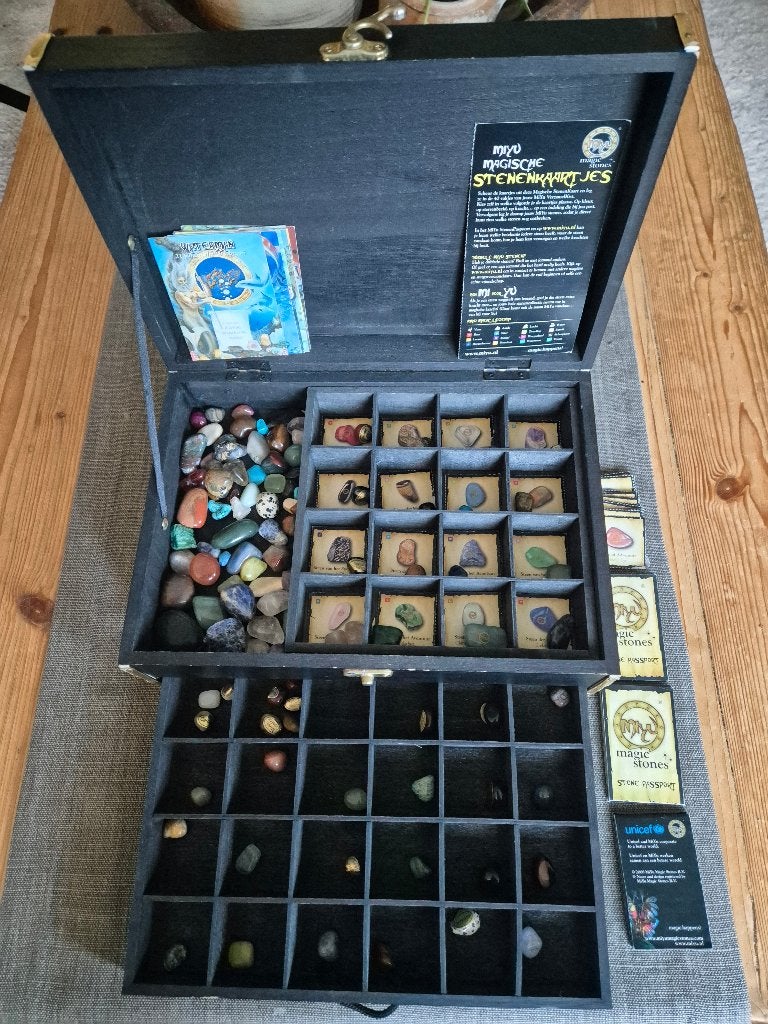 Kistje vol met diverse mineralen/geslepen steentjes., Ophalen of Verzenden, Mineraal