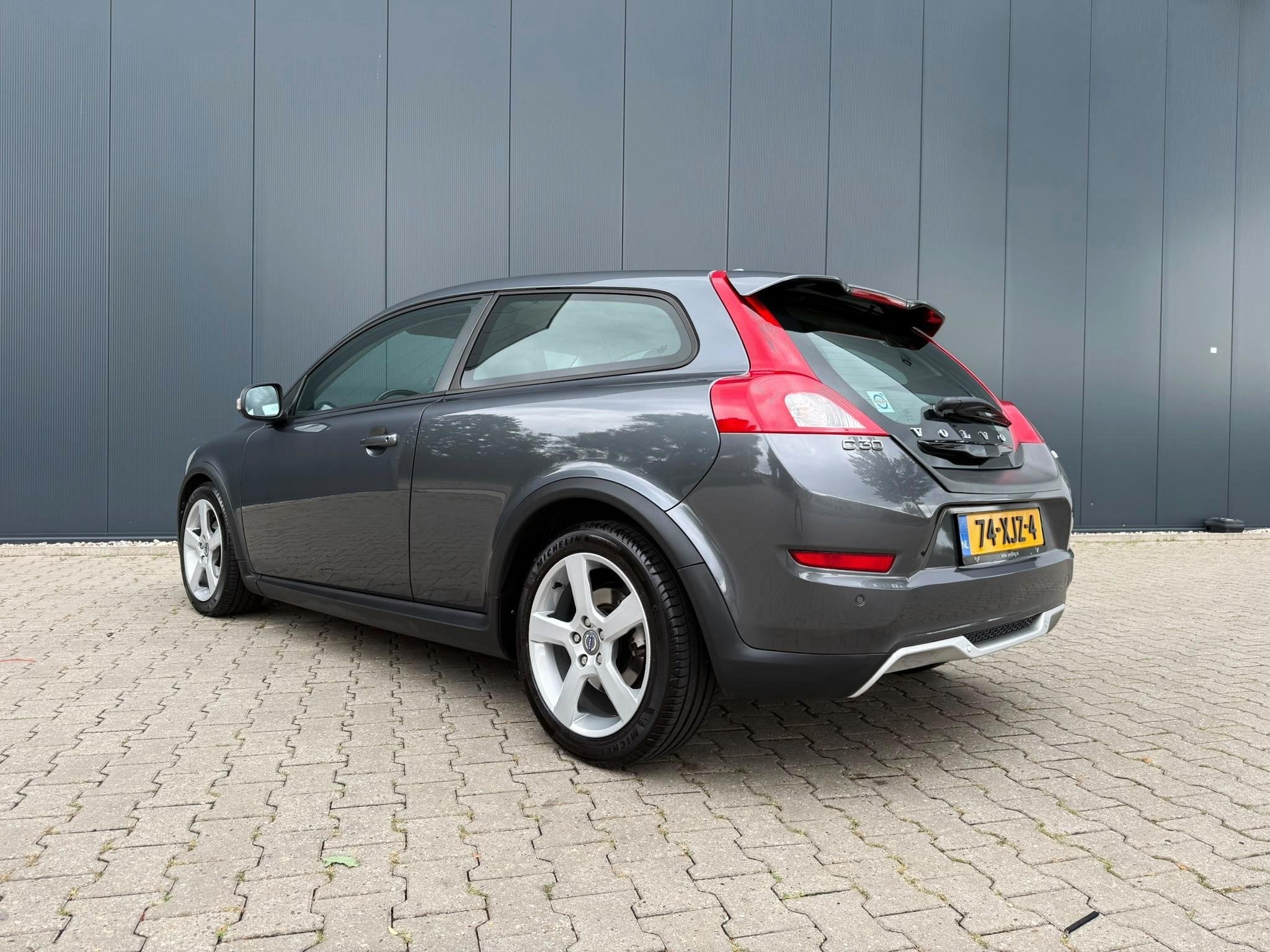 Volvo C30 1.6 D2 R-edition orig. Ned / 2e eig / UNIEK, Auto's, Voorwielaandrijving, 28 km/l, Gebruikt, Zwart
