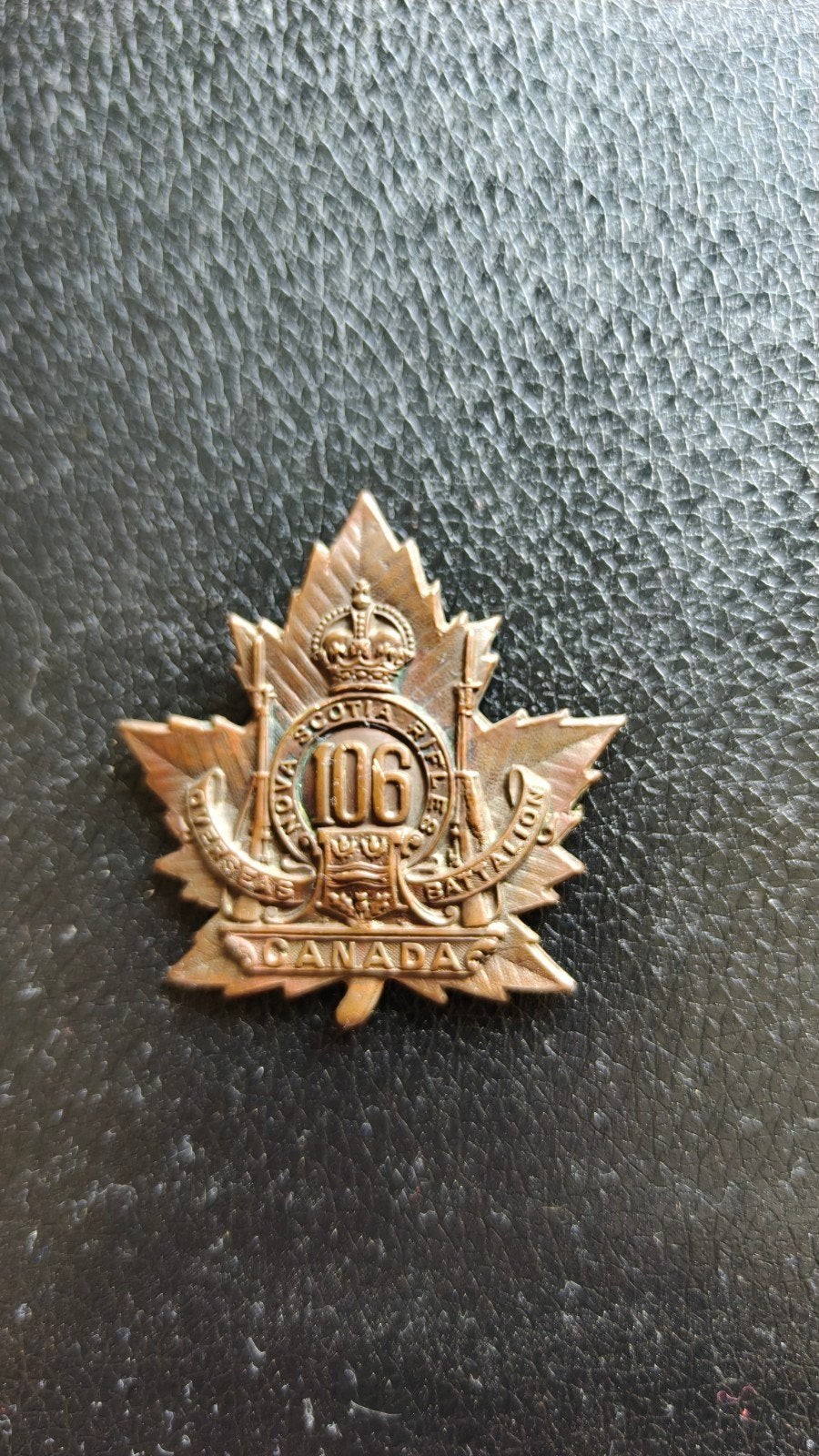 Originele WW1 capbadge 106th CEF zonder lugs., Ophalen of Verzenden, Landmacht, Engeland, Embleem of Badge