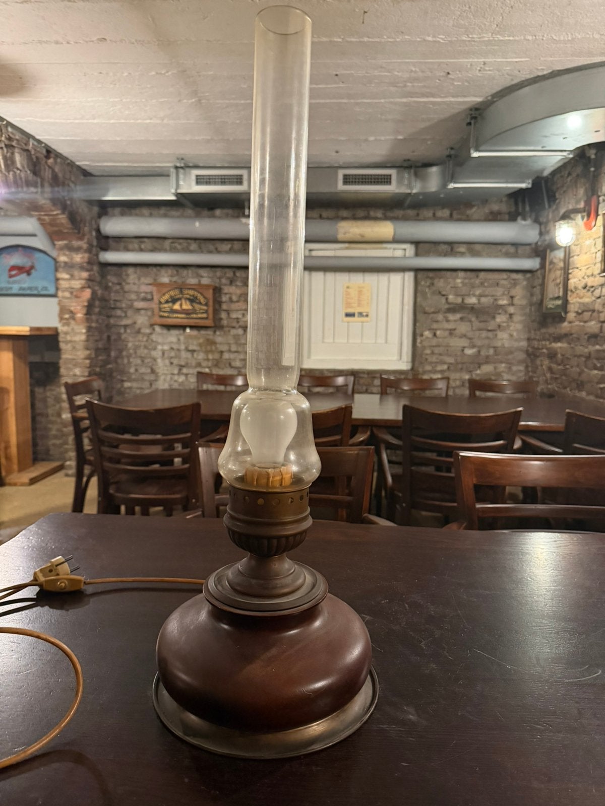 Peteroleumlamp welke geelectrificeerd is, Ophalen