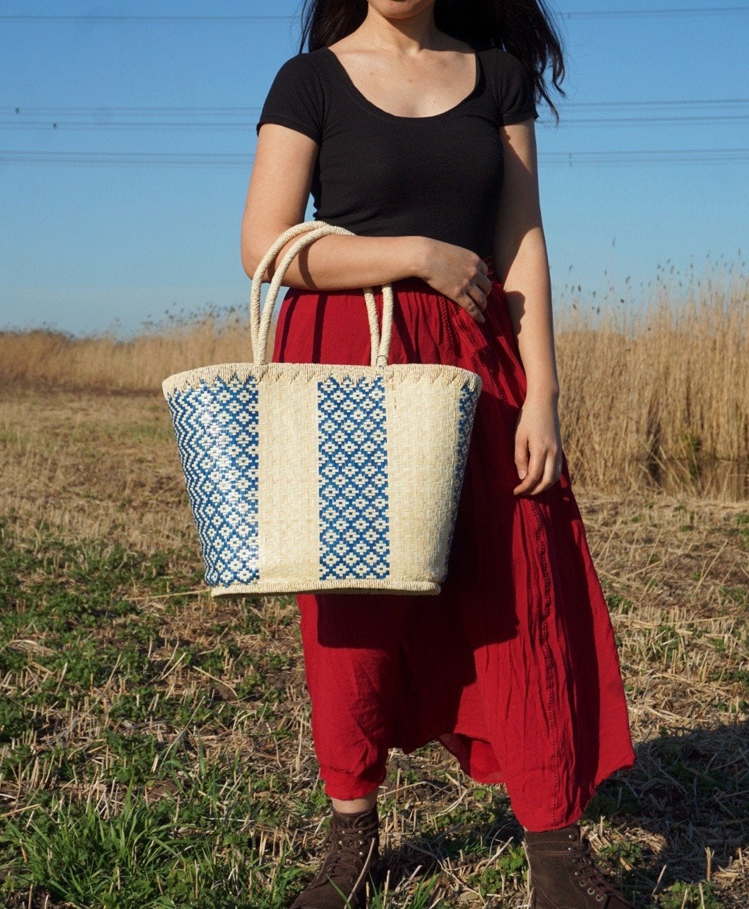Handgeweven tas van palmblad met blauw patroon, Ophalen of Verzenden, Nieuw, Blauw, Handtas