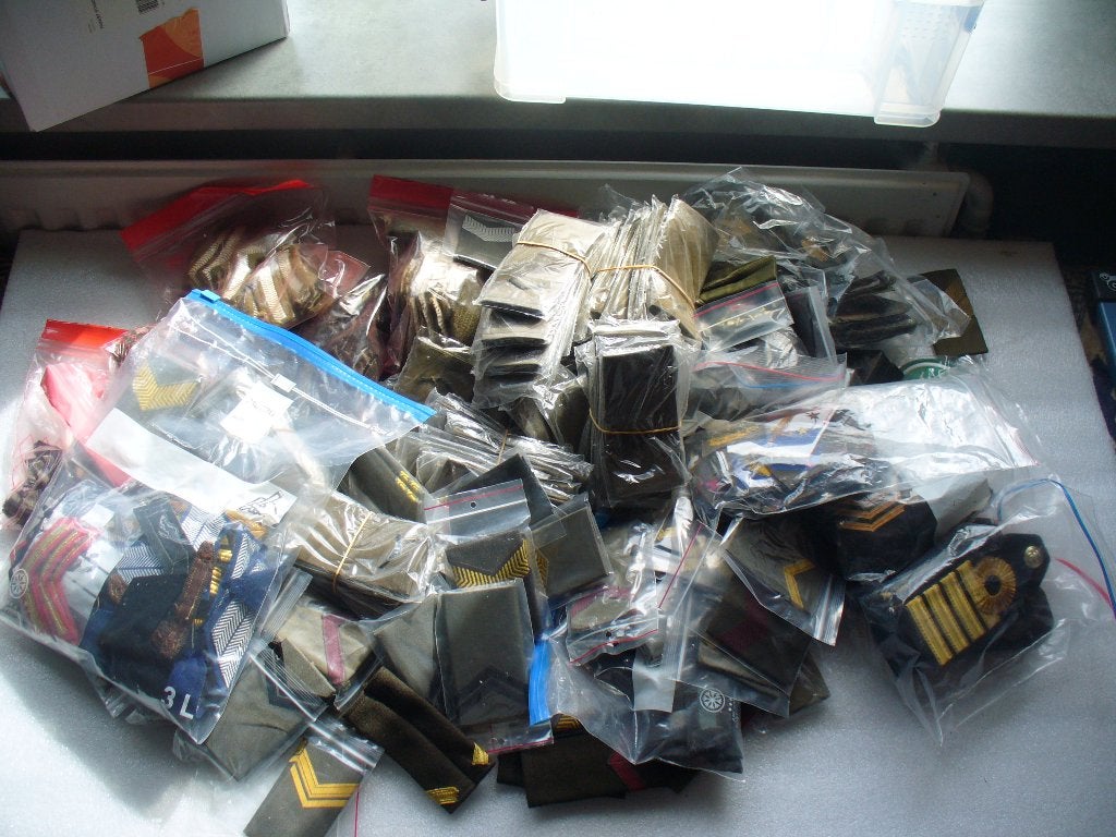 Doos met rot`s, Verzamelen, Ophalen of Verzenden, Landmacht, Overige gebieden, Embleem of Badge