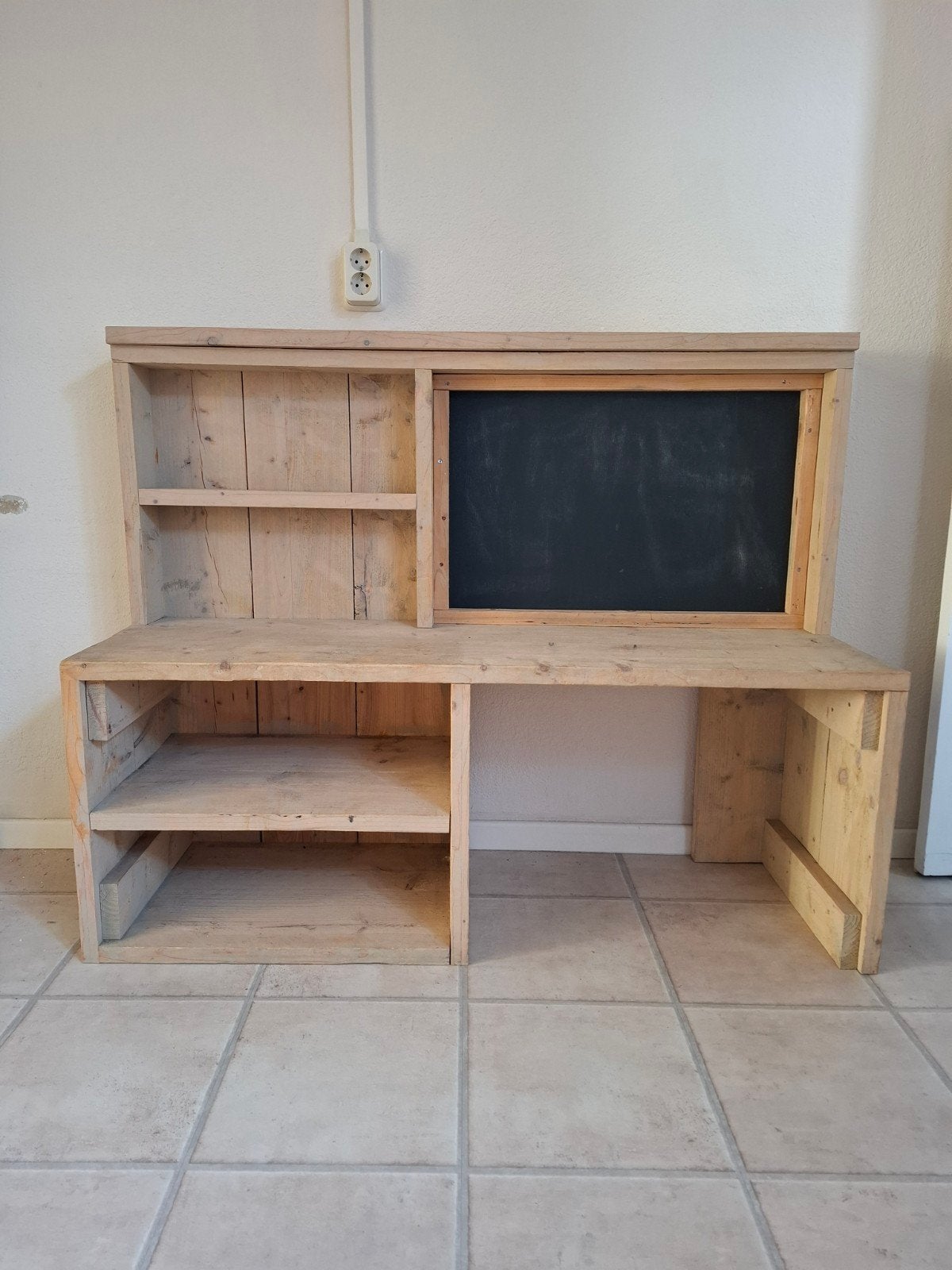 Houten speeltafel/bureau met opbergruimte en krijtbord, Ophalen, Opbergruimte, Hout, Zo goed als nieuw