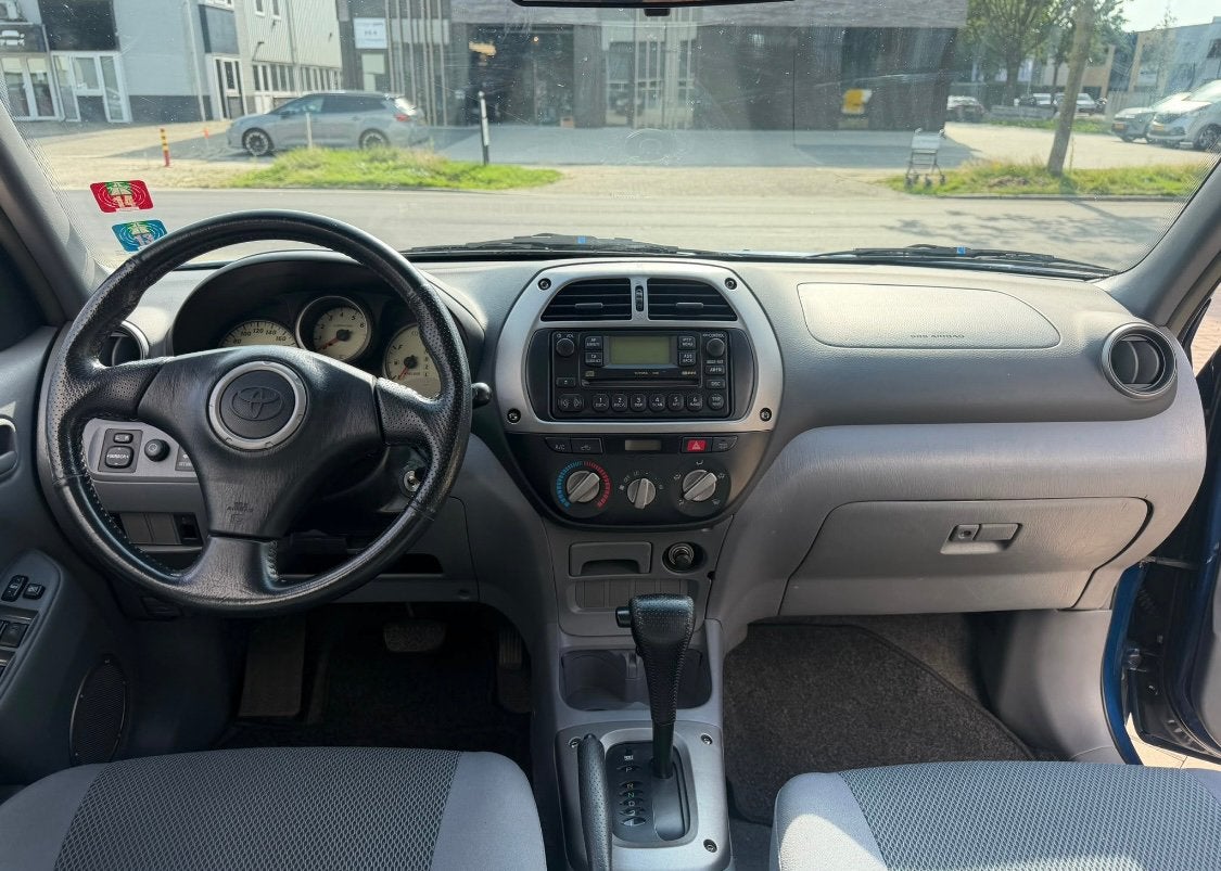 ‼️TOYOTA RAV4 2.0 VVT-i 150PK 4WD AUTOMAAT 4WD NIEUWSTAAT‼️, Auto's, Automaat, Dealer onderhouden, Stof, Zwart