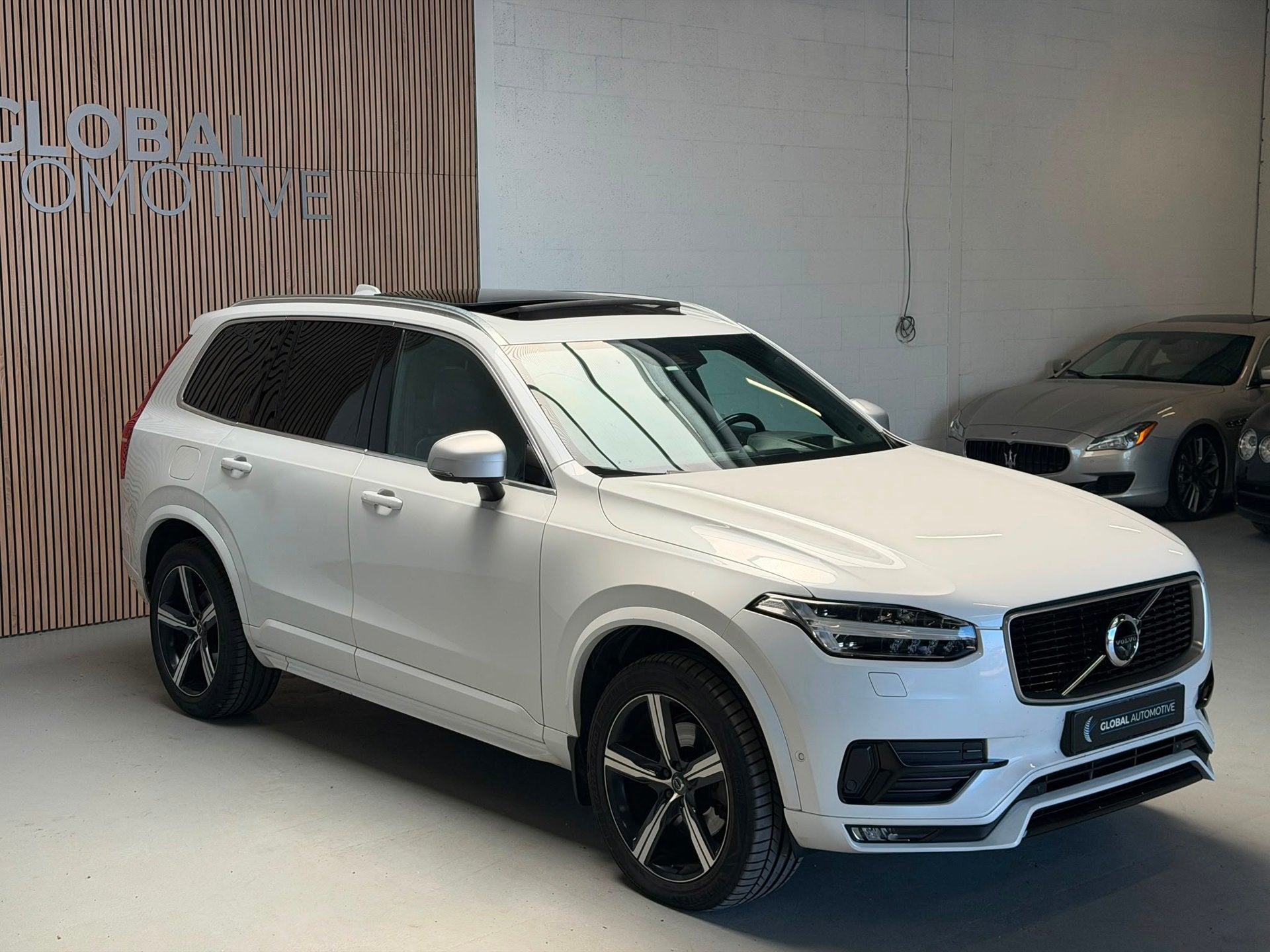 Volvo XC90 2.0 D5 AWD R-Design - BOWERS & WILKINS - 7 PERSOO, Auto's, 4 cilinders, 7 stoelen, Wit, Bedrijf