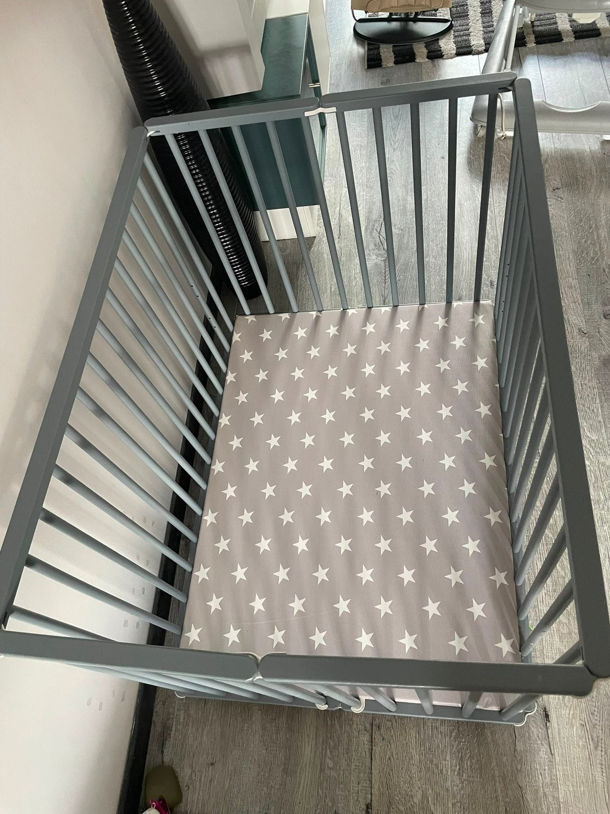 Inklapbare grijze houten box (haakjes hogere stand missen), Kinderen en Baby's, Boxen, Ophalen, Gebruikt, Rechthoekig, Wieltjes
