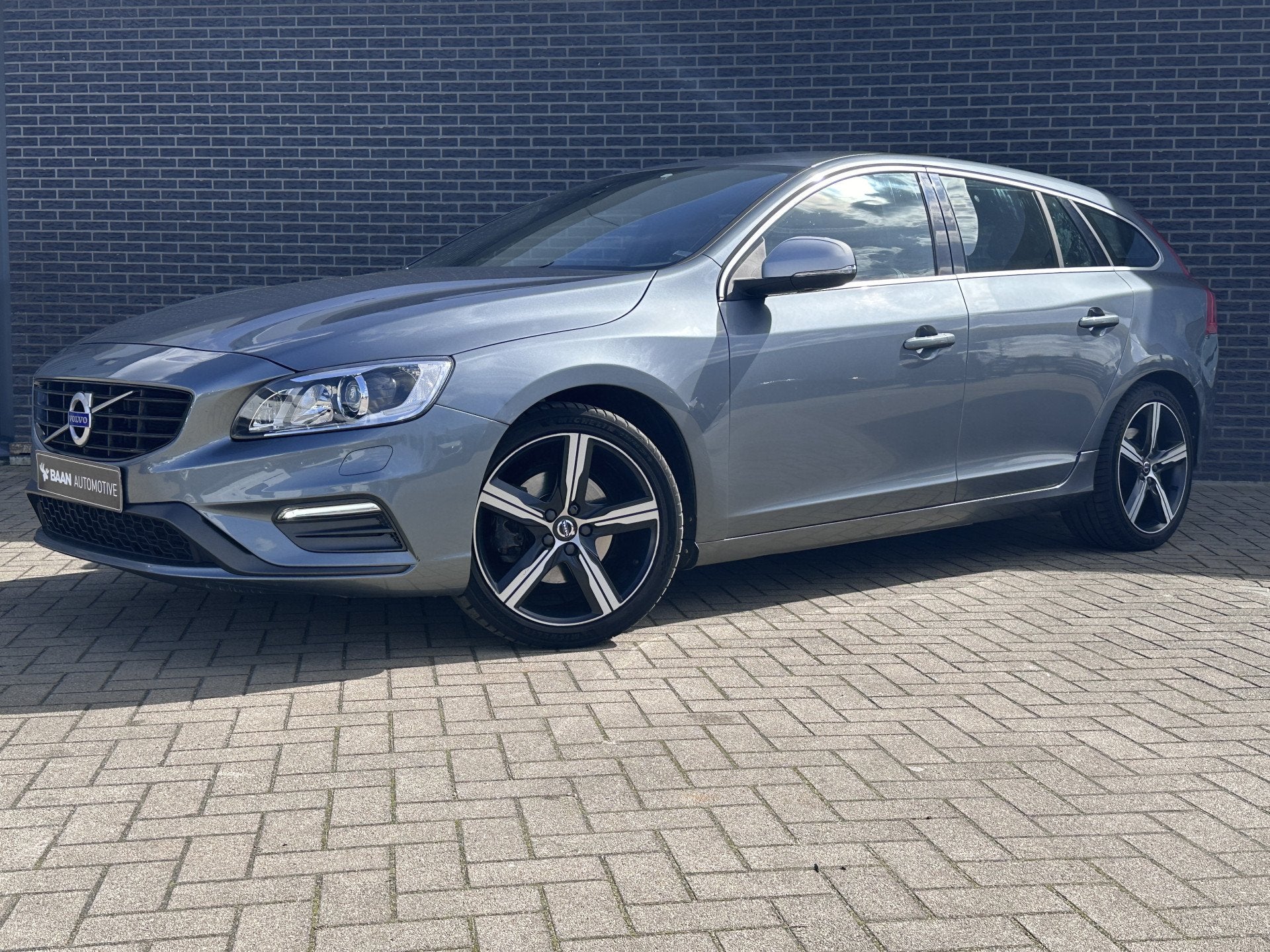 Volvo V60 2.0 T4 Business Sport | 18 inch Lichtmetalen velge, Auto's, Stof, Gebruikt, Euro 6, 1969 cc