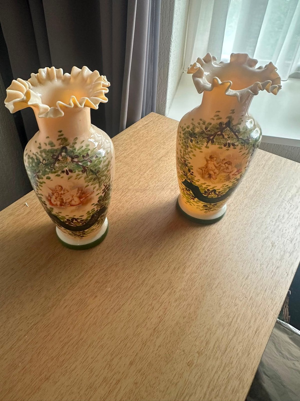 Antieke opaline vazen met cherubijnen decoratie, Antiek en Kunst, Ophalen